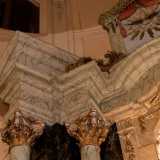 ...contraddistinto da quattro colonne con capitelli corinzi dorati